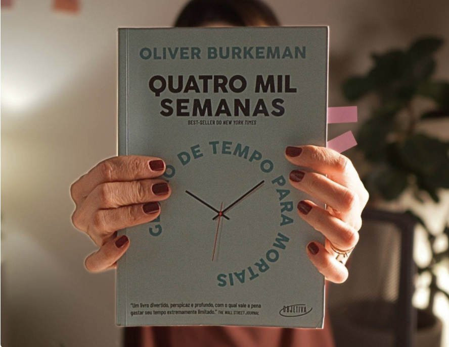 Mulher  segurando o livro 