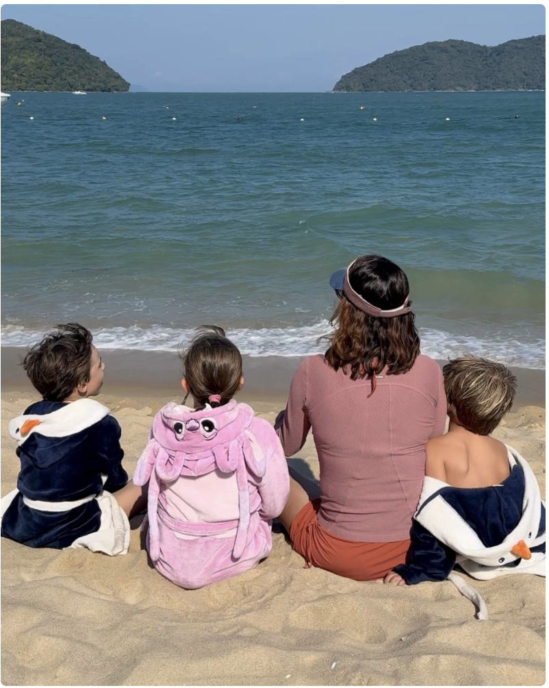Praia,mãe com os filhos.
