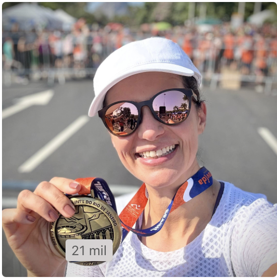 Mulher com uma medalha , pela conquista pela medalha.
