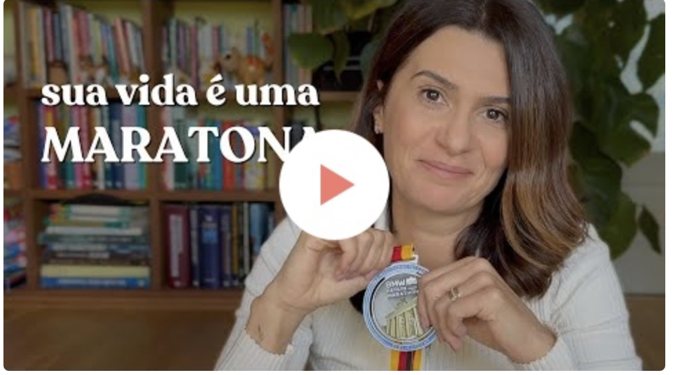 mulher sentada segurando uma medalha