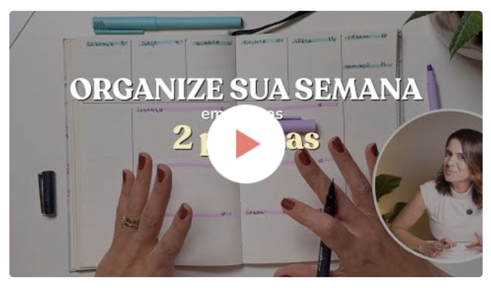 Mulher mostrando o Bullet Journal