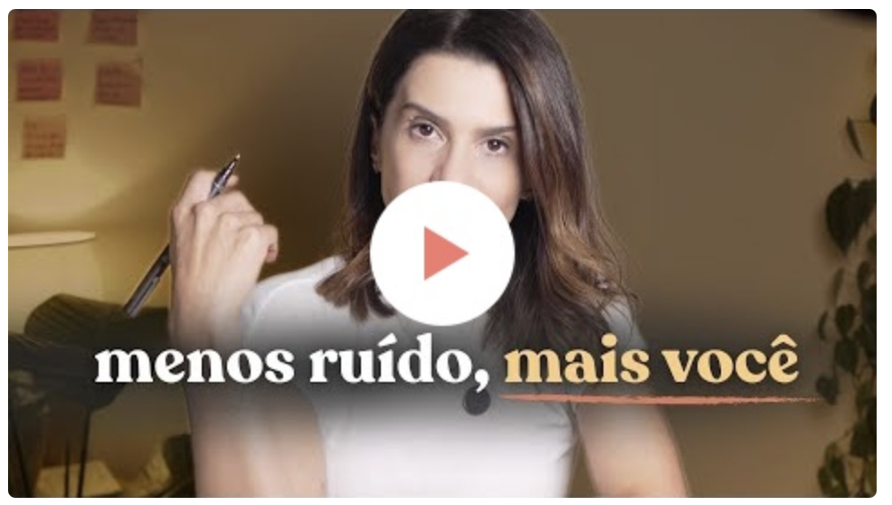 Mulher sentada segurando uma caneta 