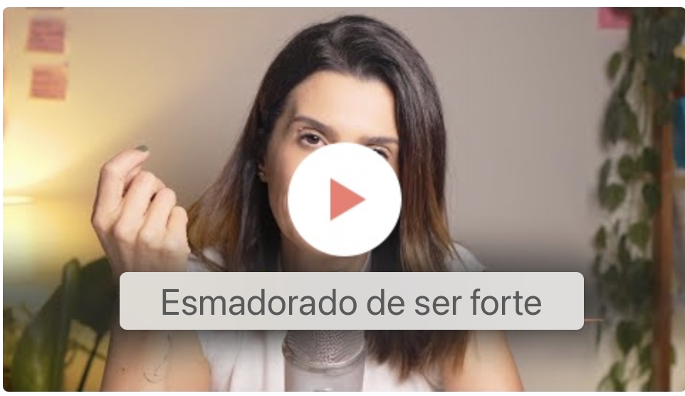 Mulher com a mão levantada e um texto da frente 

