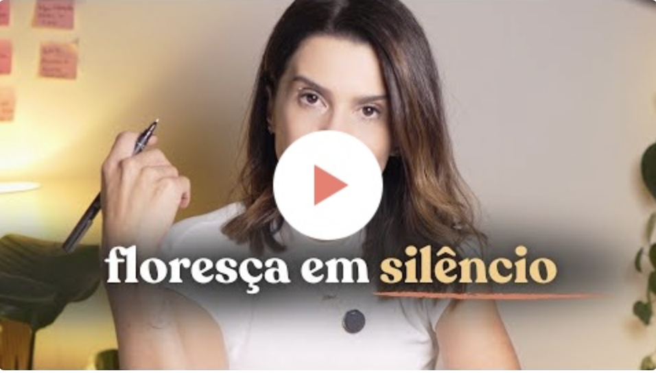 mulher segurando uma caneta com a  mão  levantada e um faixa de texto na frente 