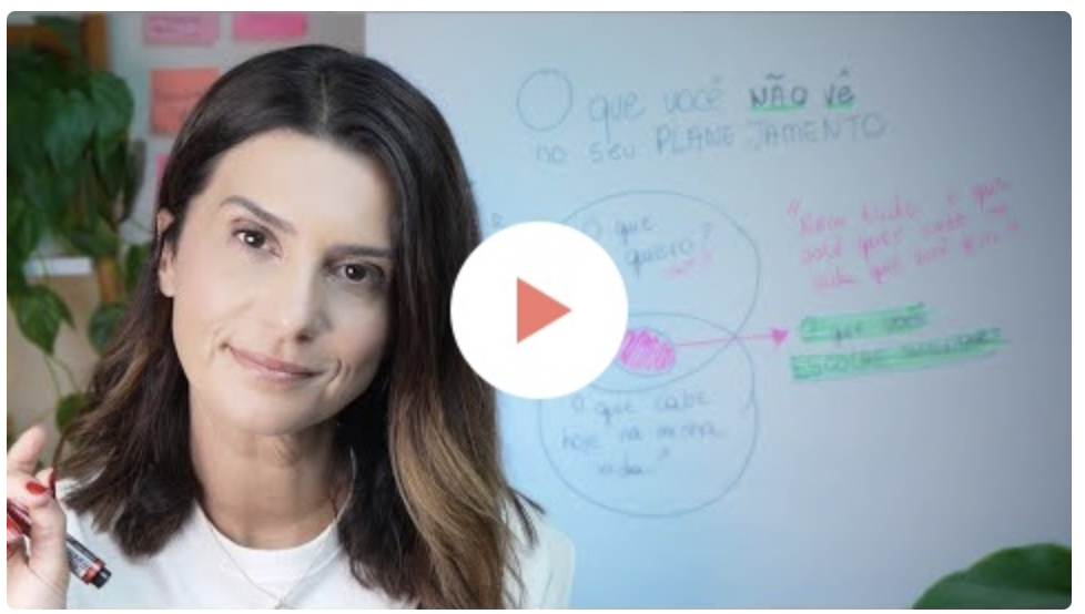 Mulher segurando uma caneta e um painel atras